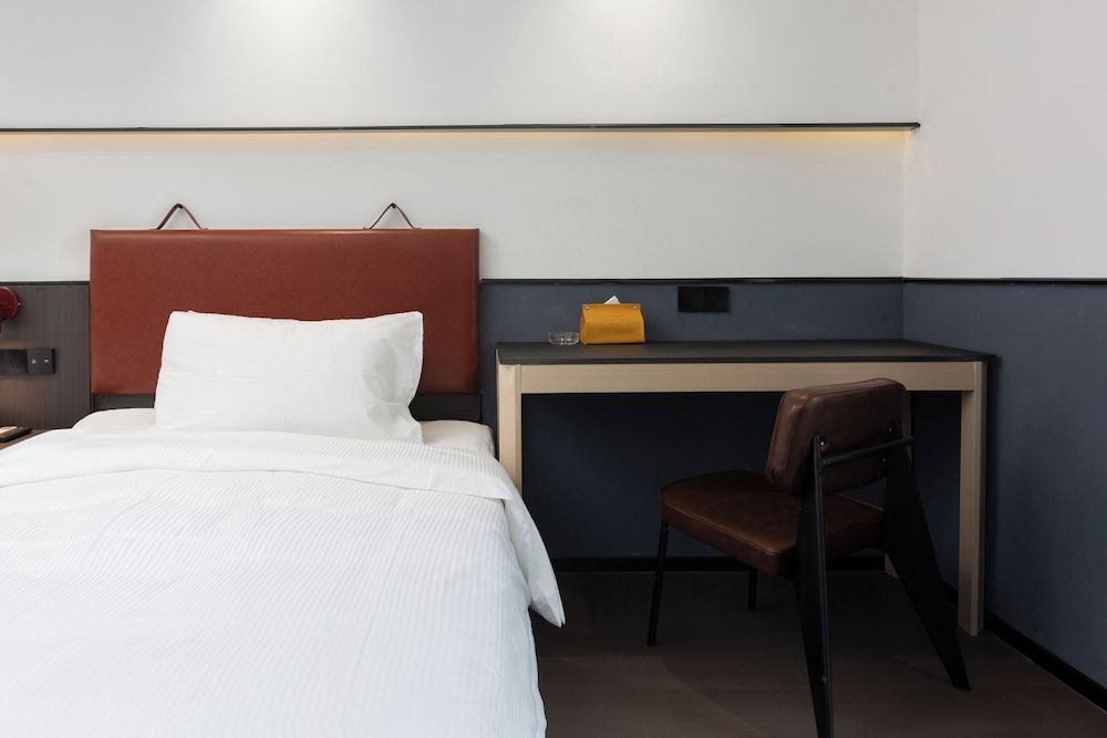 Mcsrh Hotel -Chengdu Jiuyanqiao Basic Triple Room, City View 2