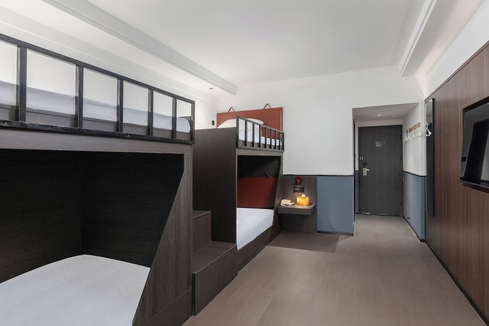 Mcsrh Hotel -Chengdu Jiuyanqiao Basic Quadruple Room, City View 2