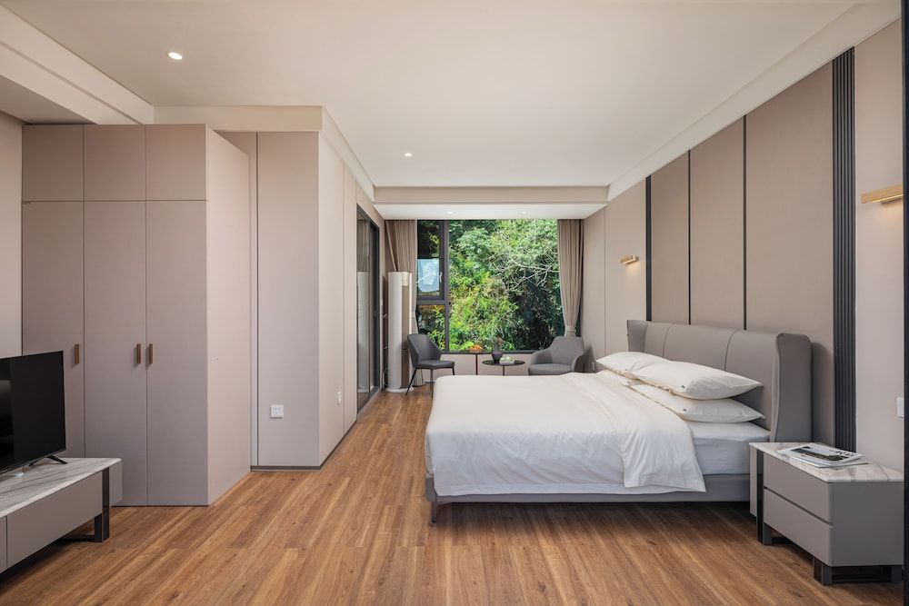 Superior Suite, Patio, Hill View