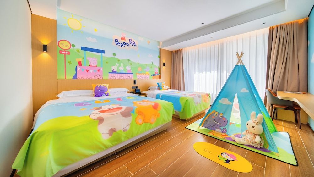 One Gem Hotel Signature Triple Room, Multiple Beds, City View 2