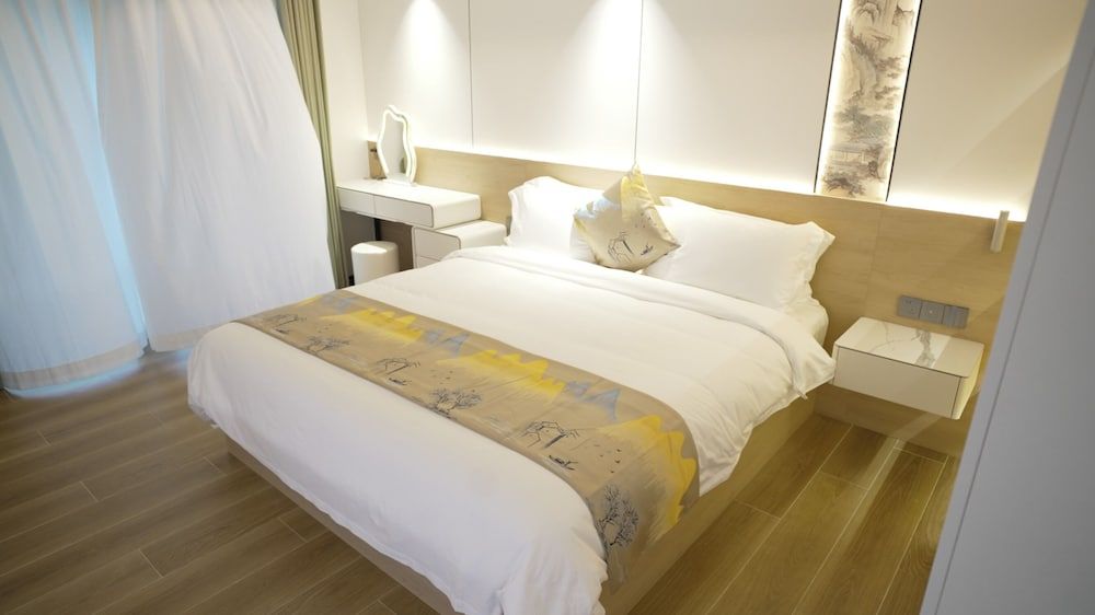 Unicorn Rocket Resort Signature Mobile Home, 1 King Bed with Sofa bed 3