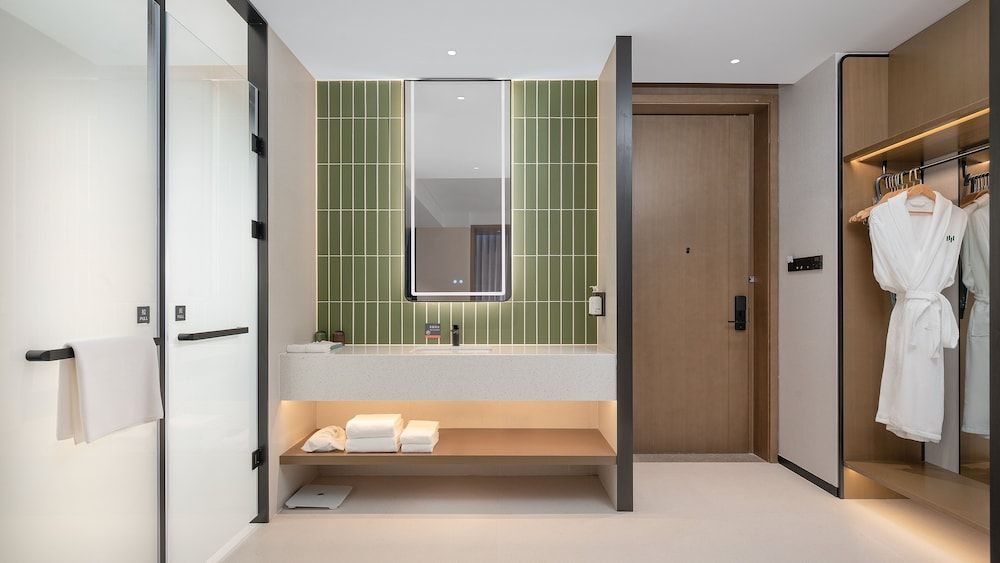 Standard Room, 1 King Bed, Lake View