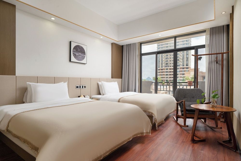 Elite Studio Suite, Hill View