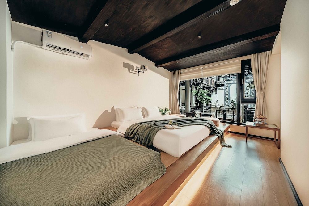 Wenshuo Hotel Family Twin Room, Courtyard View 2