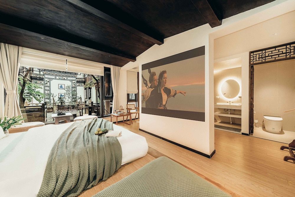 Wenshuo Hotel Family Twin Room, Courtyard View 3