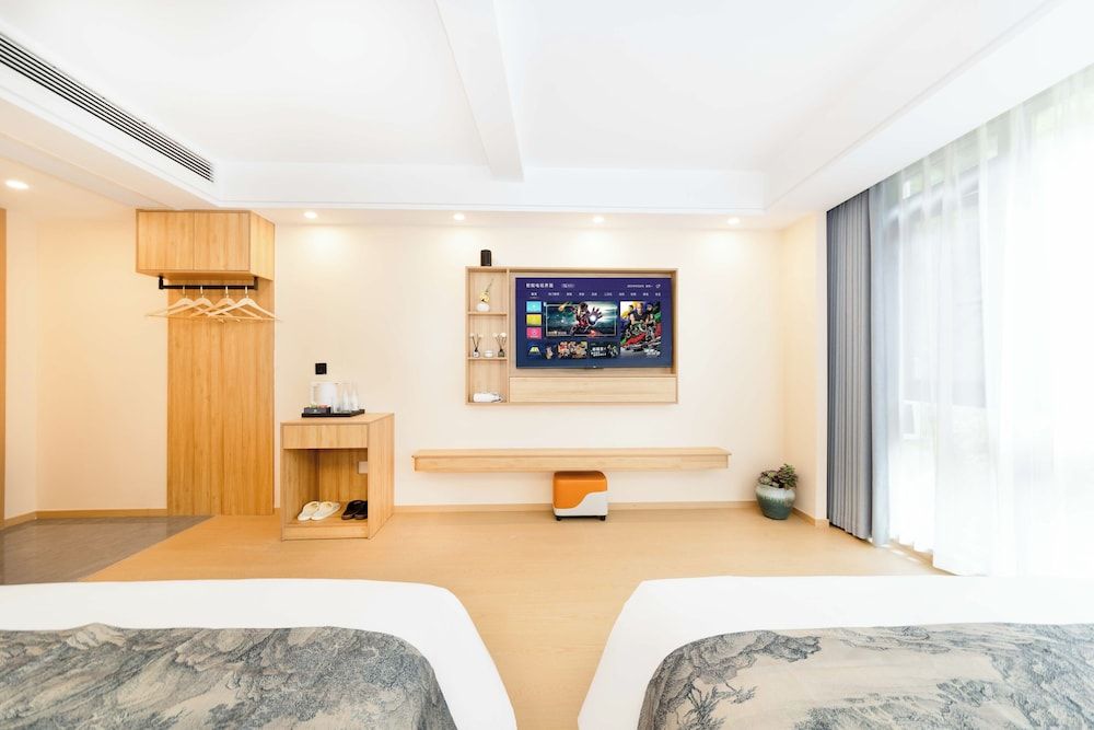 Luxury Quadruple Room, Hill View