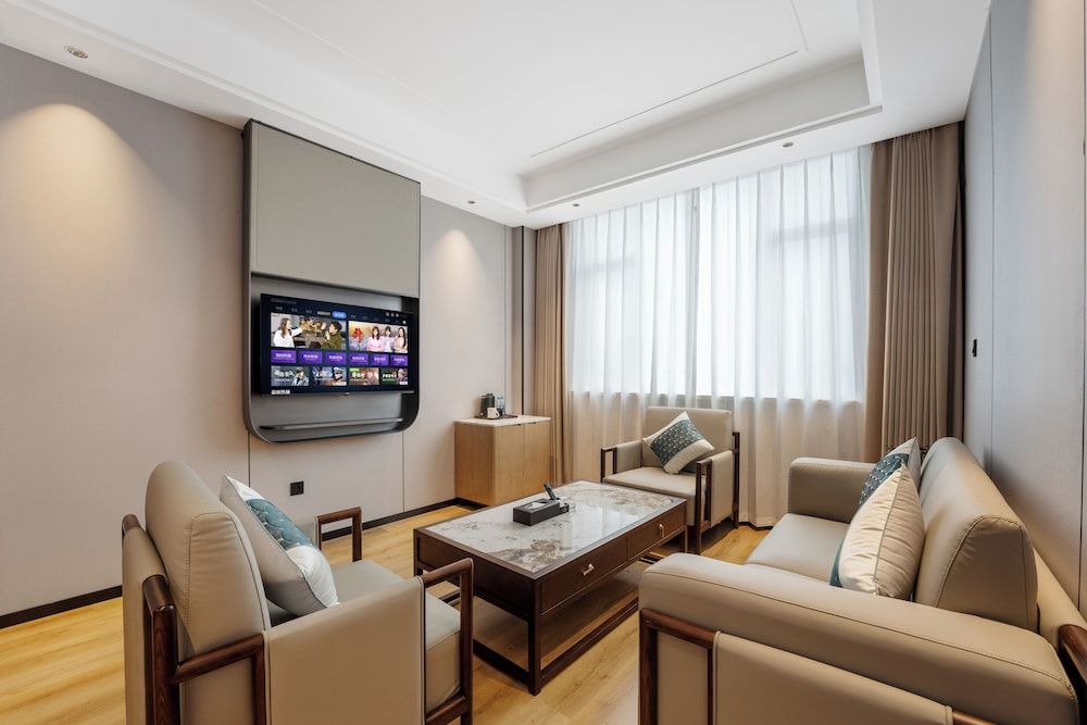 Wanzai Yijia La Maison Hotel Executive Suite, City View 8