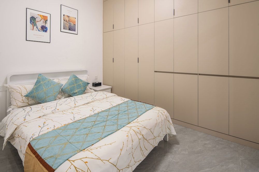 Deluxe 2-bedroom 1-living room suite (kitchen, washing machine, refrigerator, microwave oven)