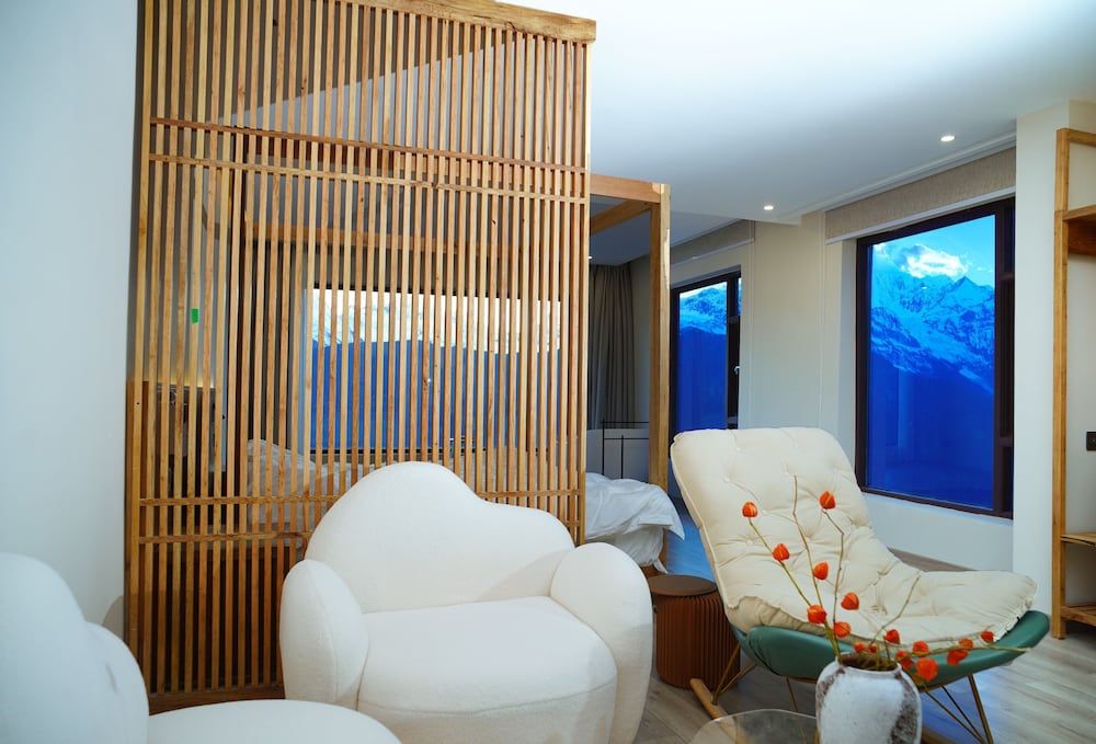 Wake UP IN SNOW MOUNTAIN Grand Suite, Hill View 7