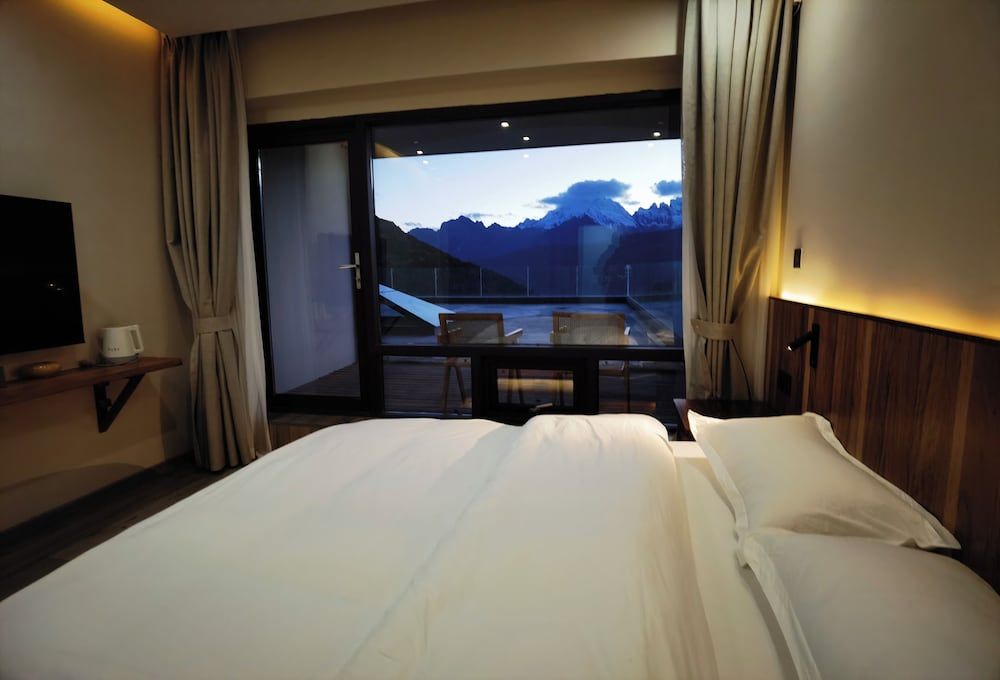 Wake UP IN SNOW MOUNTAIN Classic Double Room, Hill View 3