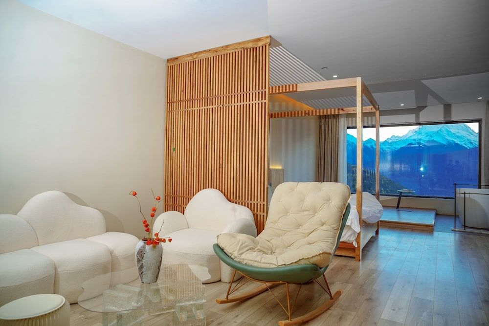 Wake UP IN SNOW MOUNTAIN Grand Suite, Hill View 6