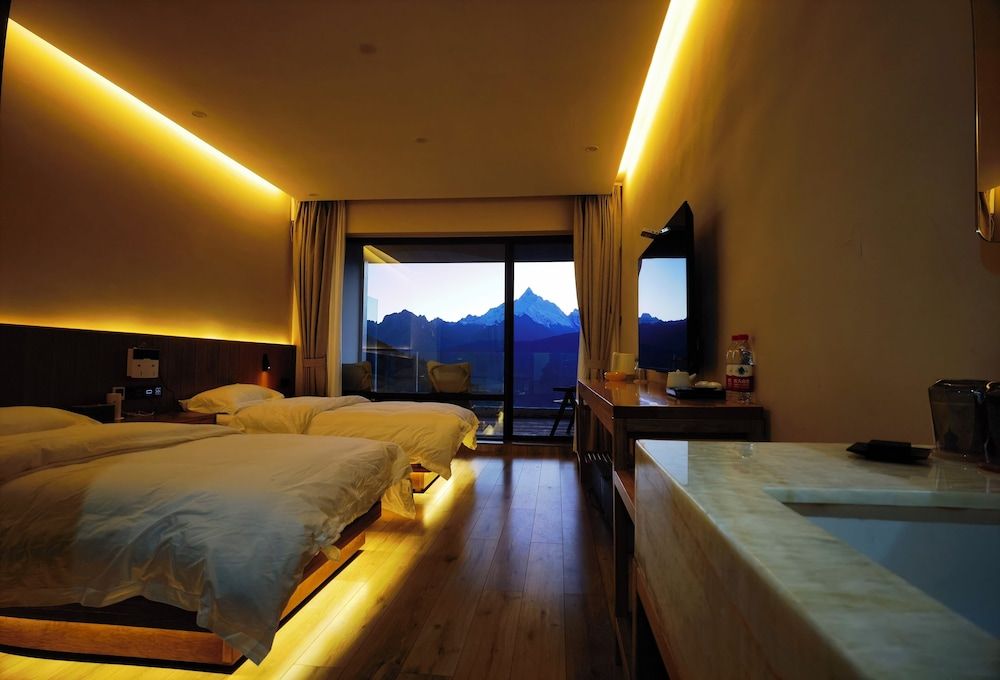 Wake UP IN SNOW MOUNTAIN Comfort Triple Room, Mountain View 3