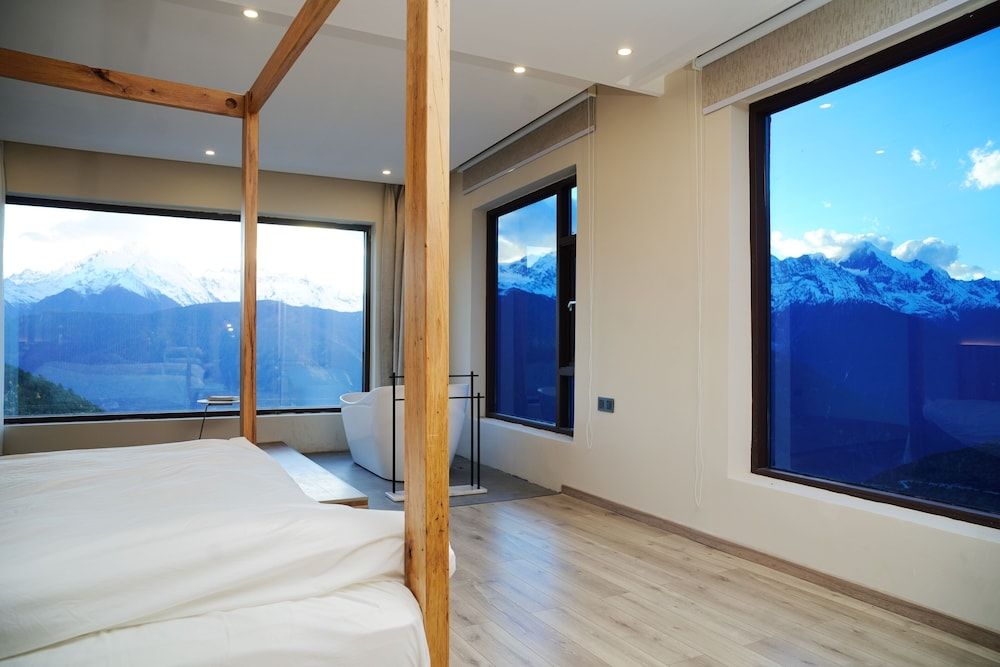 Wake UP IN SNOW MOUNTAIN Grand Suite, Hill View