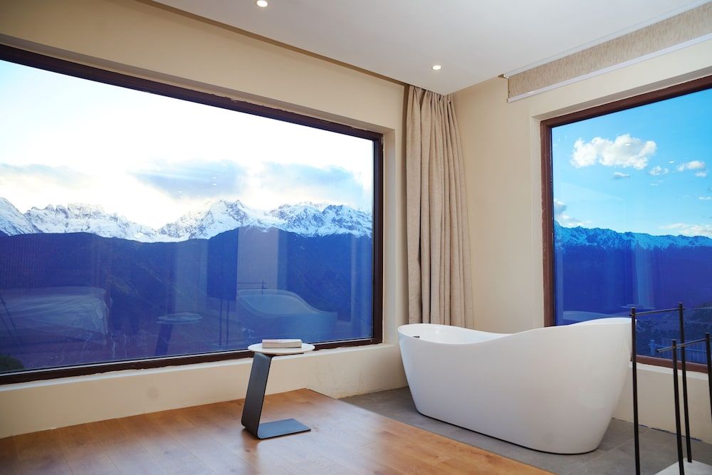 Wake UP IN SNOW MOUNTAIN Grand Suite, Hill View 4
