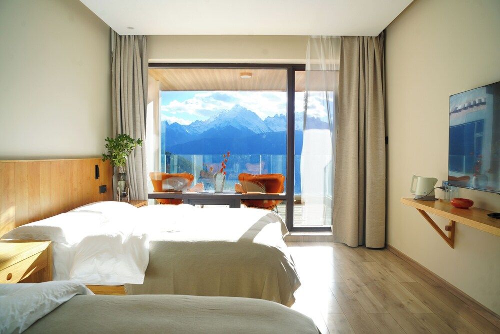 Wake UP IN SNOW MOUNTAIN Comfort Triple Room, Mountain View 2