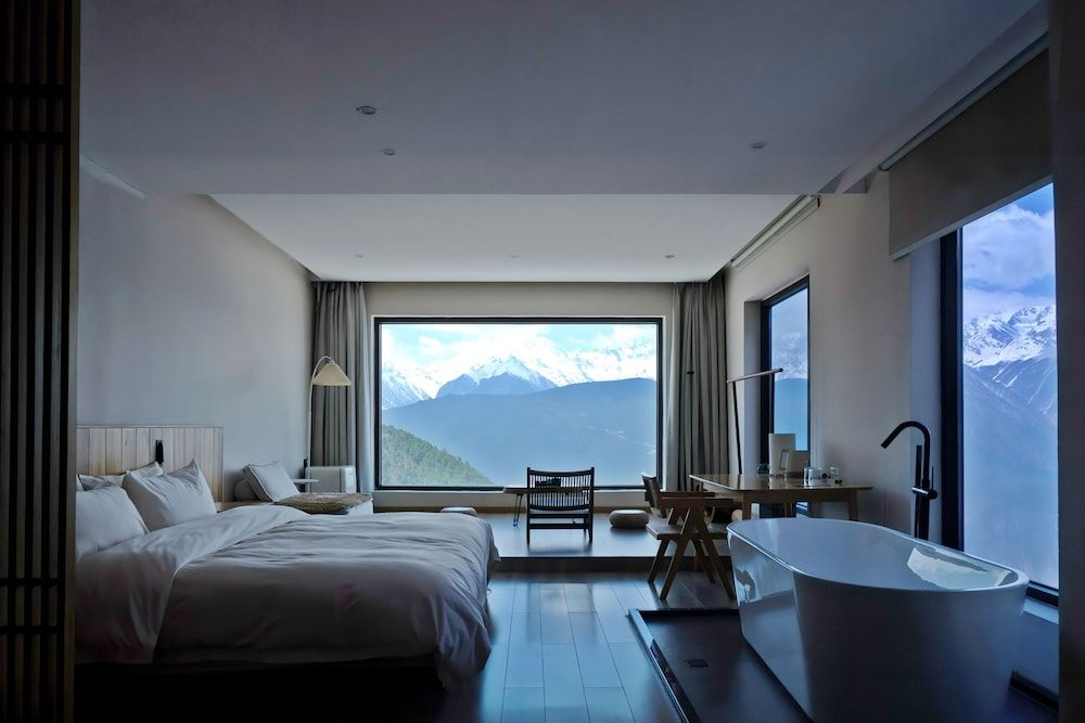 Wake UP IN SNOW MOUNTAIN Grand Suite, Hill View 2