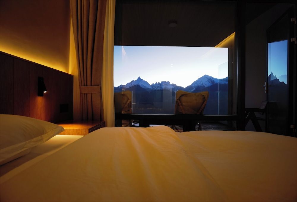 Wake UP IN SNOW MOUNTAIN Comfort Triple Room, Mountain View