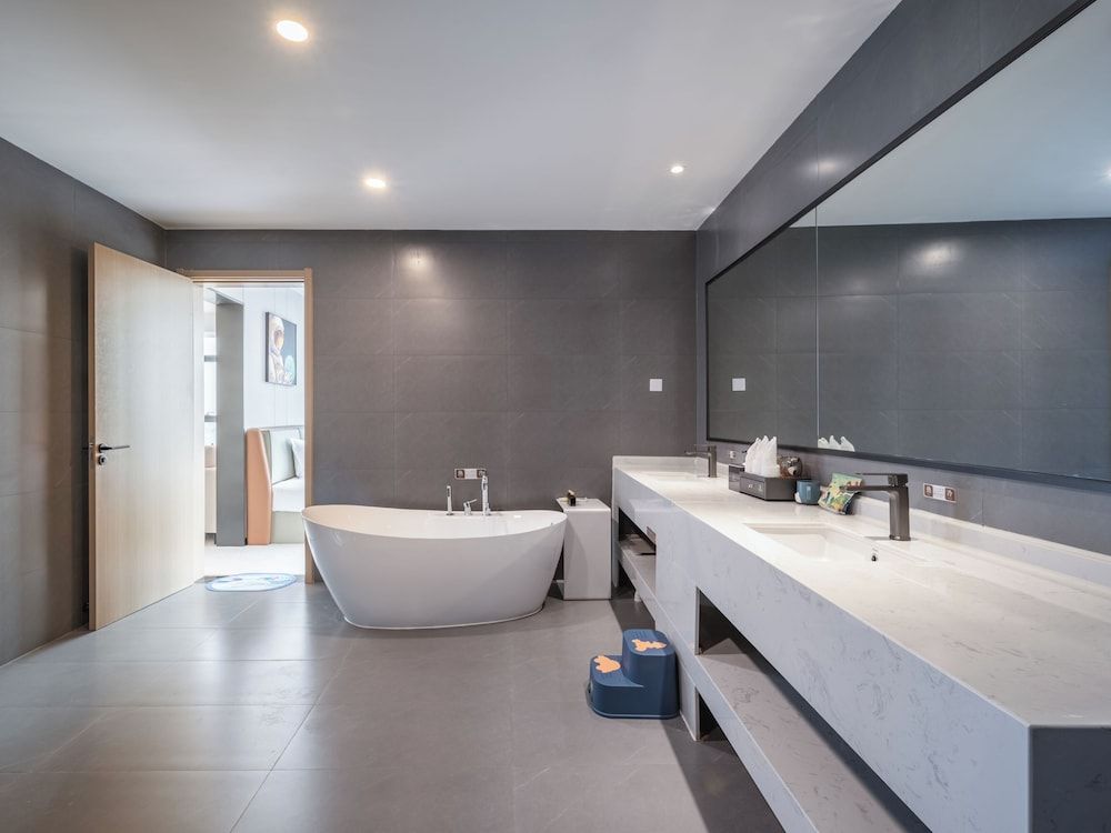 EXHIBTION INTERNATIONAL HOTEL GUANG HAN Family Studio Suite, Park View 8