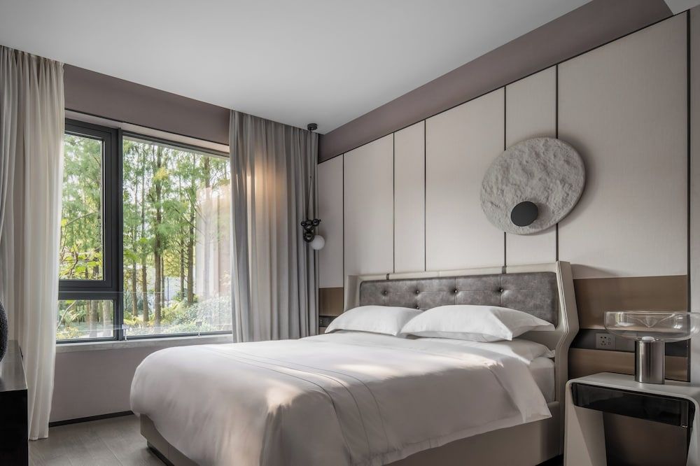 Deluxe Suite, Lake View