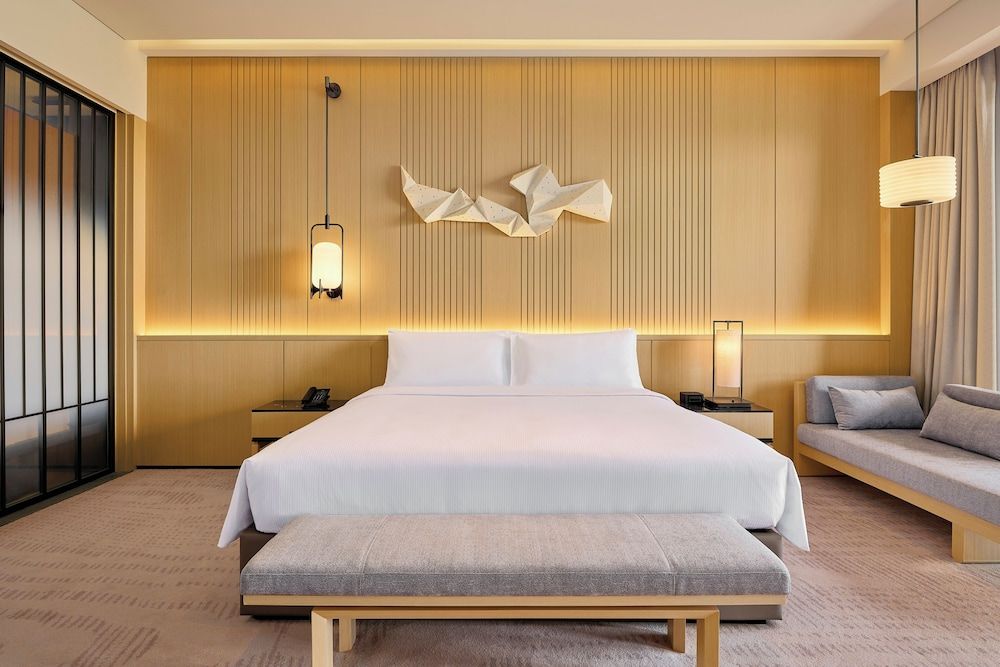Suite, 1 King Bed (Ambassador)