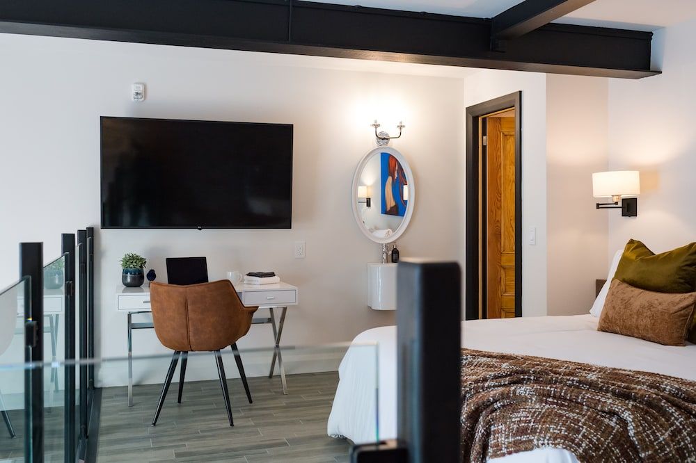The Wall Suite