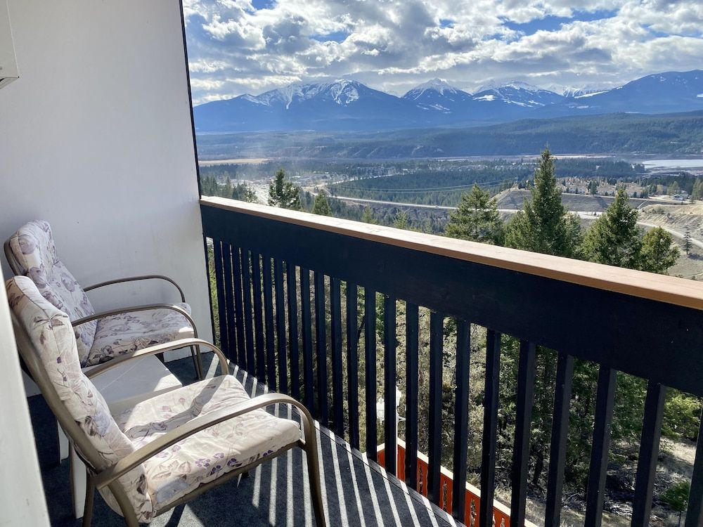 Rocky Mountain Springs Lodge Second Floor, 2 Queen Beds, Mountain View (No Pets) 9