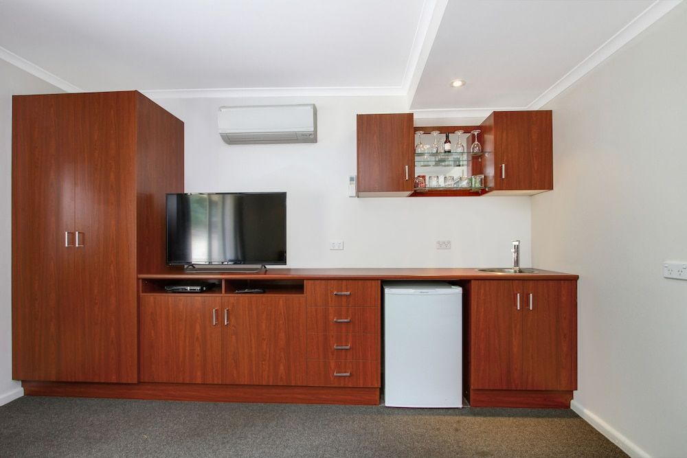 Thunderbird Motel Executive Suite, 2 Bedrooms, Kitchenette, Free Wi-Fi & Parking 6