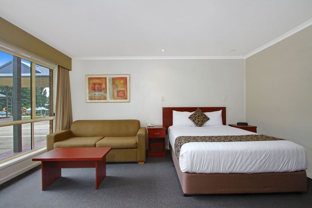 Thunderbird Motel Deluxe Room, Kitchenette, Free Wi-Fi & Parking 3