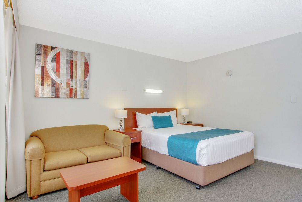 Thunderbird Motel Deluxe Room, Kitchenette, Free Wi-Fi & Parking