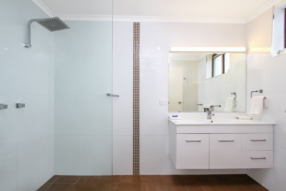 Thunderbird Motel Executive Suite, 2 Bedrooms, Kitchenette, Free Wi-Fi & Parking 4