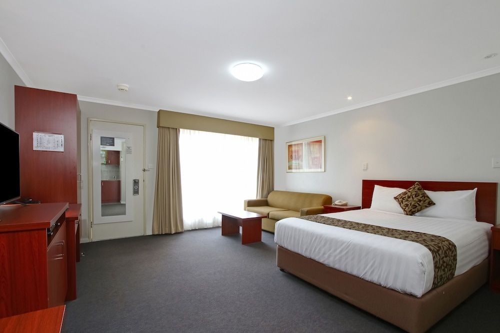 Thunderbird Motel Deluxe Room, Kitchenette, Free Wi-Fi & Parking 4