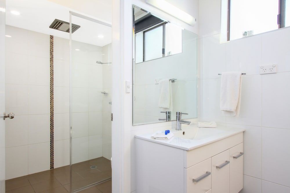 Thunderbird Motel Deluxe Room, Kitchenette, Free Wi-Fi & Parking 5