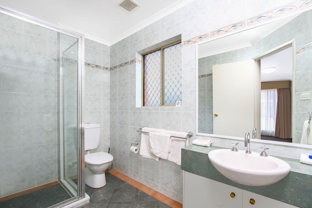 Thunderbird Motel Deluxe Room, Kitchenette, Free Wi-Fi & Parking 6