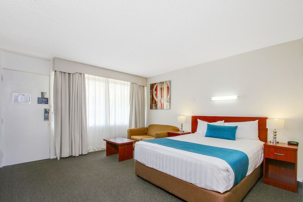 Thunderbird Motel Deluxe Room, Kitchenette, Free Wi-Fi & Parking 2