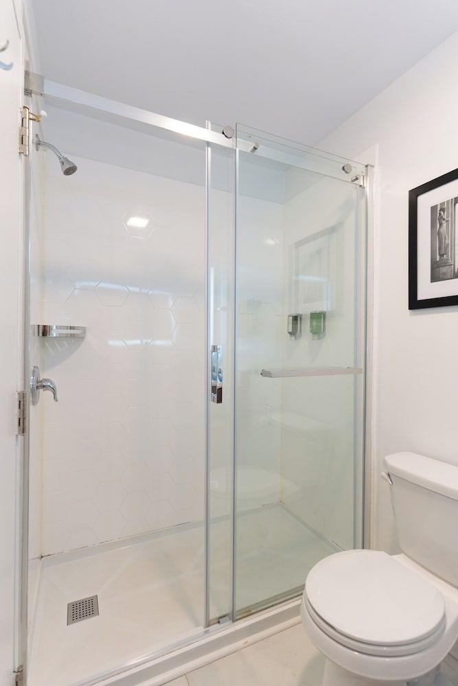 Glengarry Extended Stays Deluxe Single Room 7