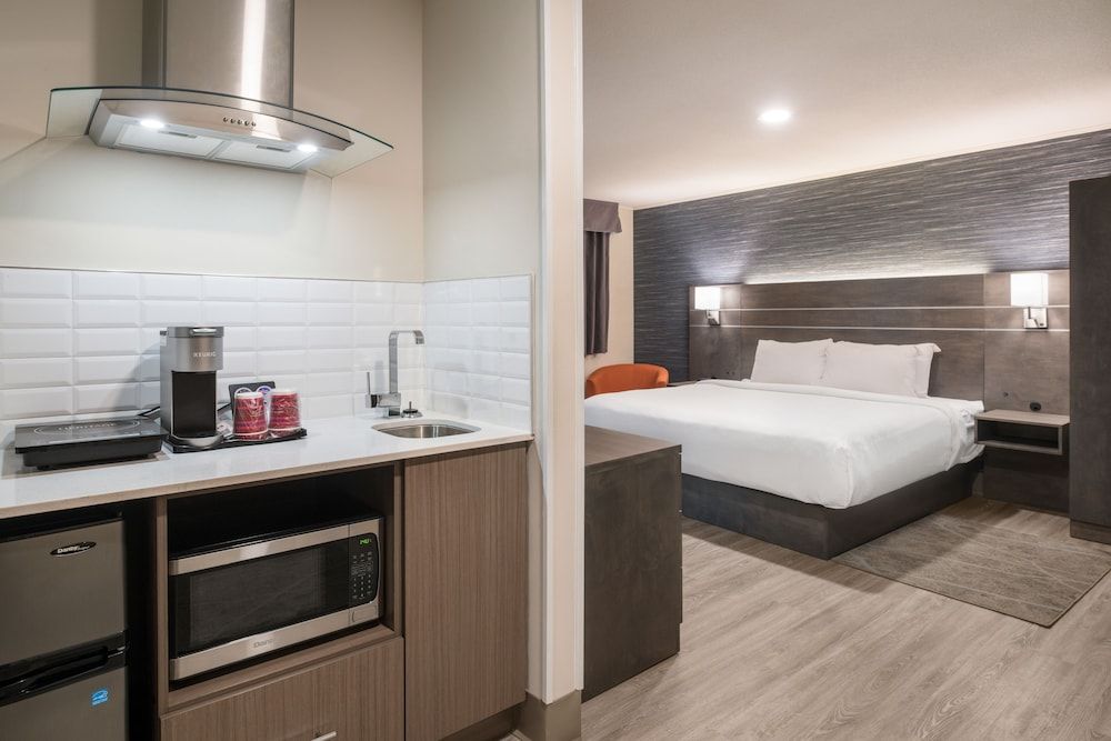 Glengarry Extended Stays Deluxe Single Room 2