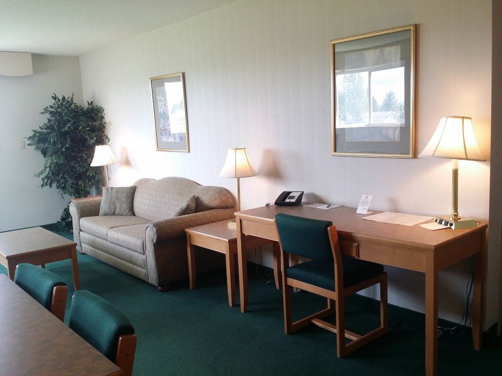 Tamarack Motor Inn Business Suite, 1 King Bed with Sofa bed 5