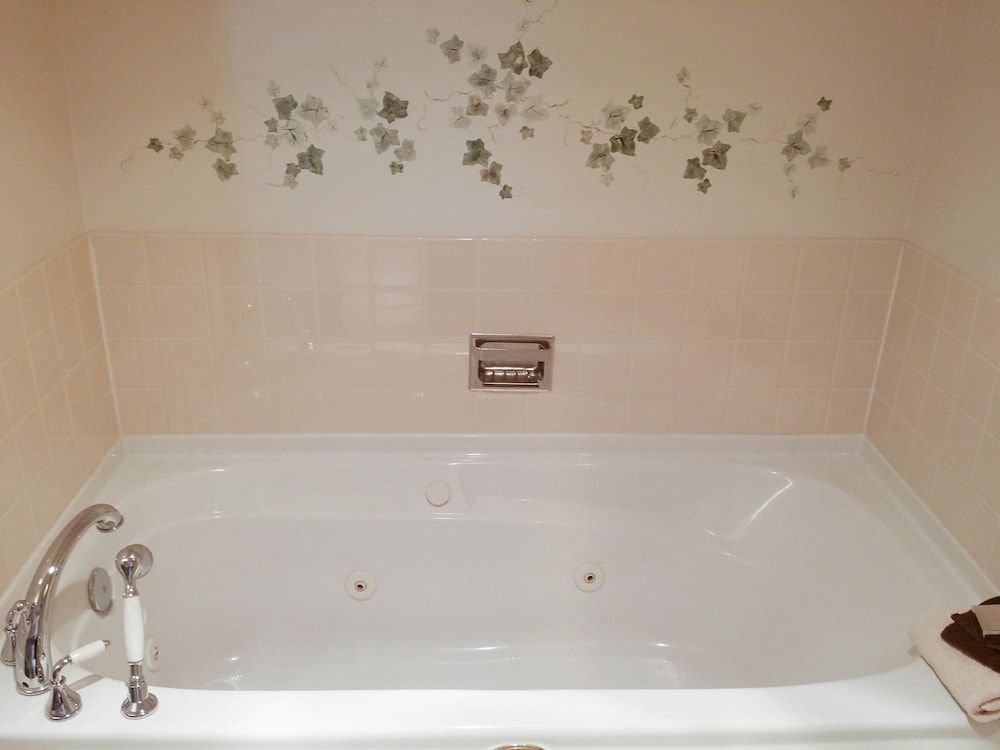 Tamarack Motor Inn Business Suite, 1 King Bed with Sofa bed 4