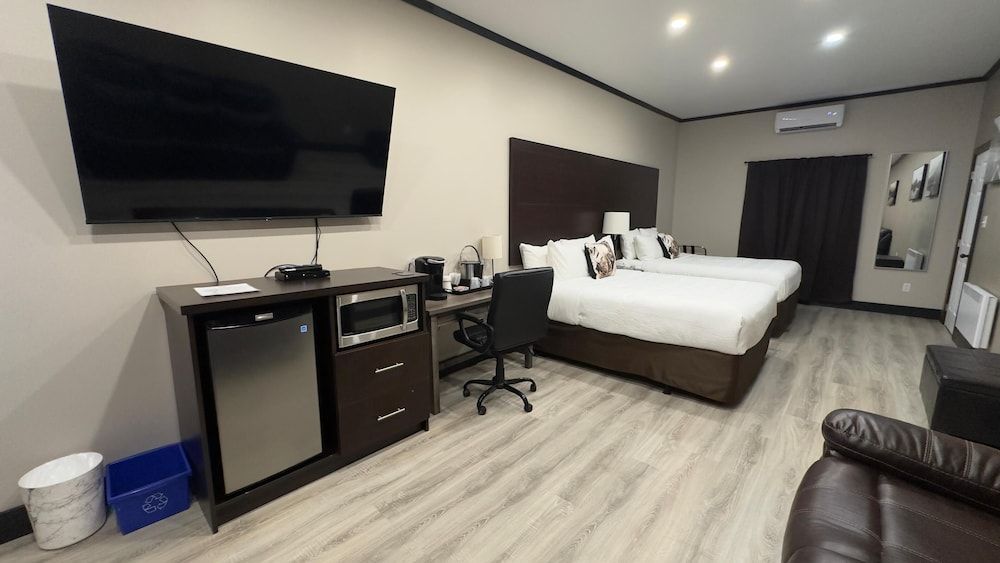 Motel 7 Inn & Suites Executive Studio Suite 5