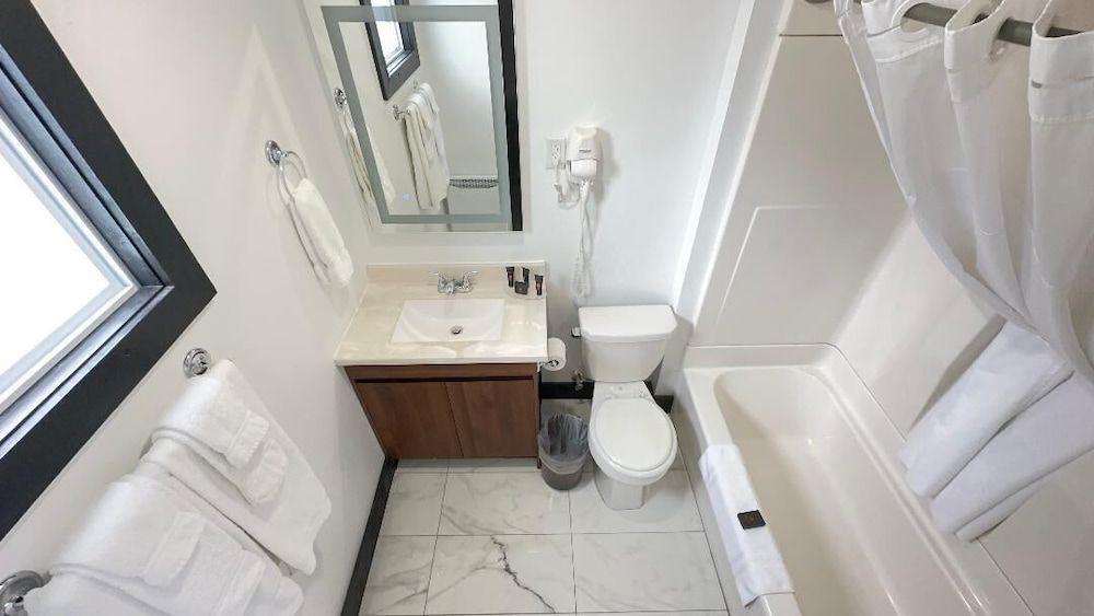 Motel 7 Inn & Suites Deluxe Double Room 5