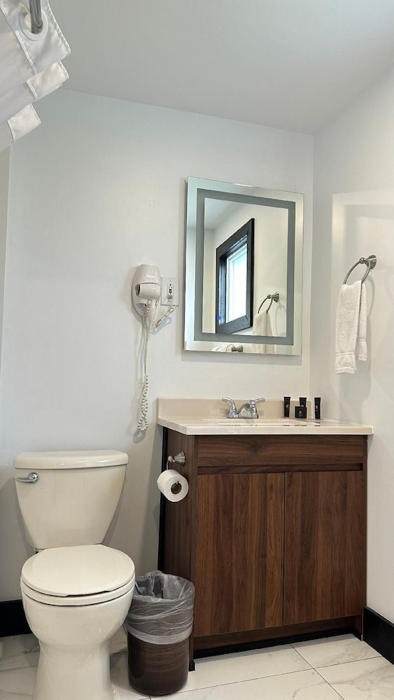 Motel 7 Inn & Suites Deluxe Double Room 4