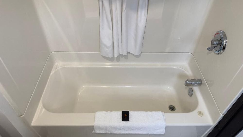 Motel 7 Inn & Suites Standard Studio Suite 4