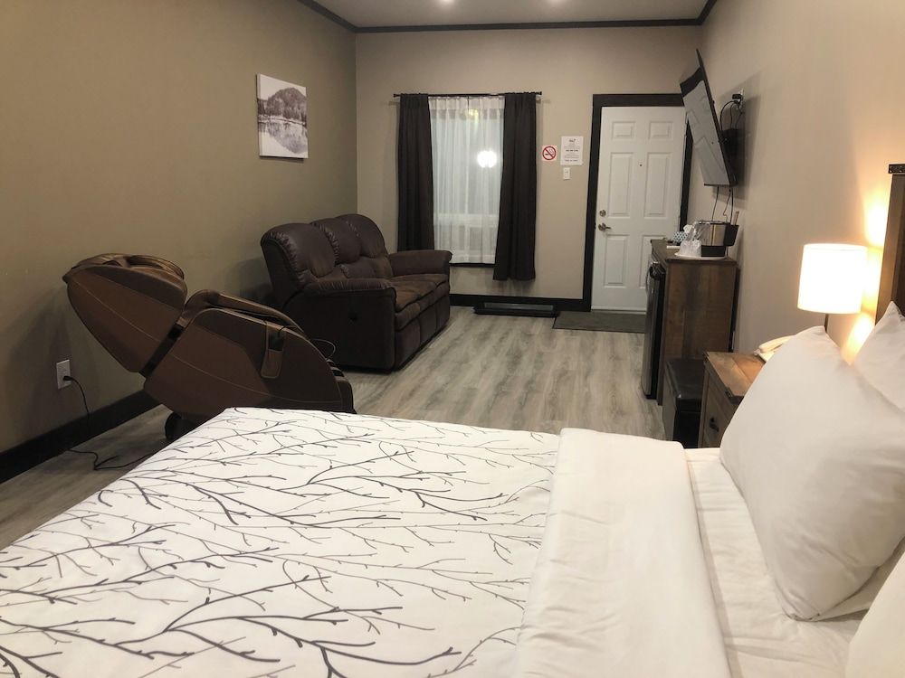 Motel 7 Inn & Suites Executive Studio Suite 3