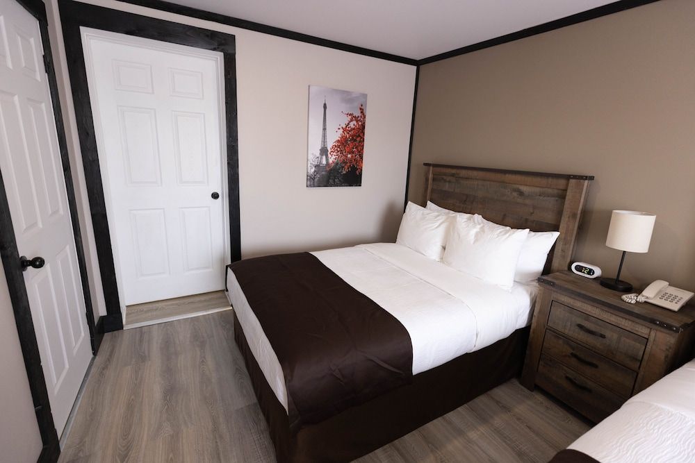 Motel 7 Inn & Suites Deluxe Double Room