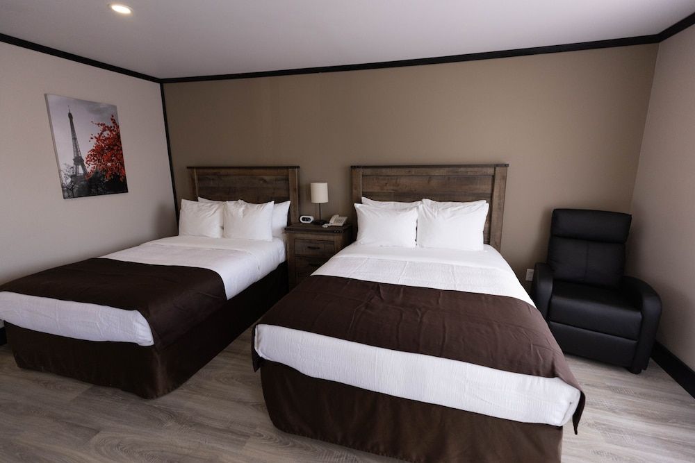 Motel 7 Inn & Suites Deluxe Double Room 2