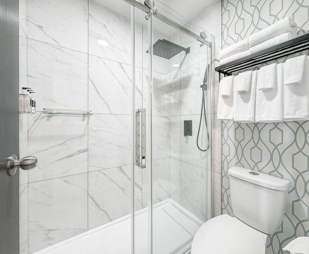 Coast Courtenay Hotel Room, 2 Queen Beds 8