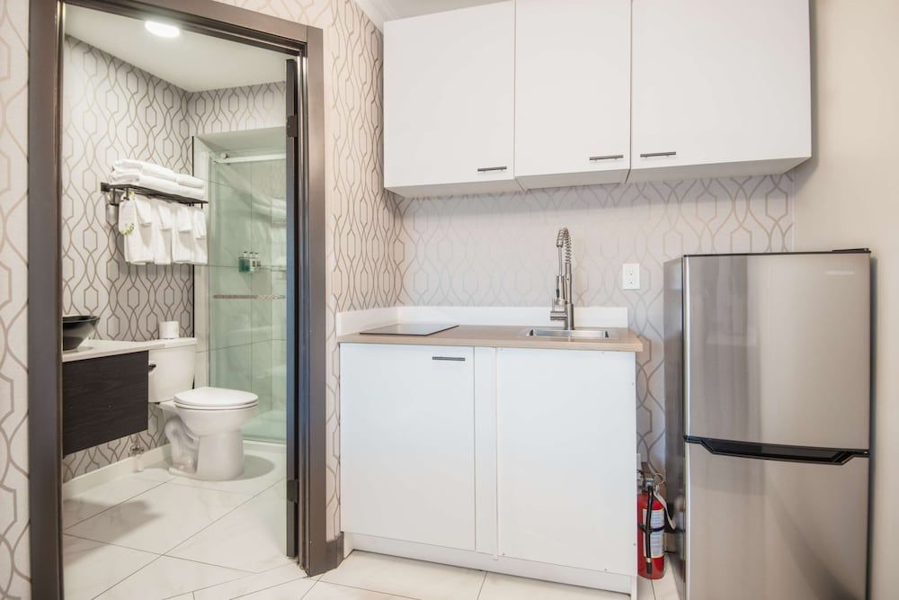 Coast Courtenay Hotel Room, 2 Queen Beds, Kitchenette 7