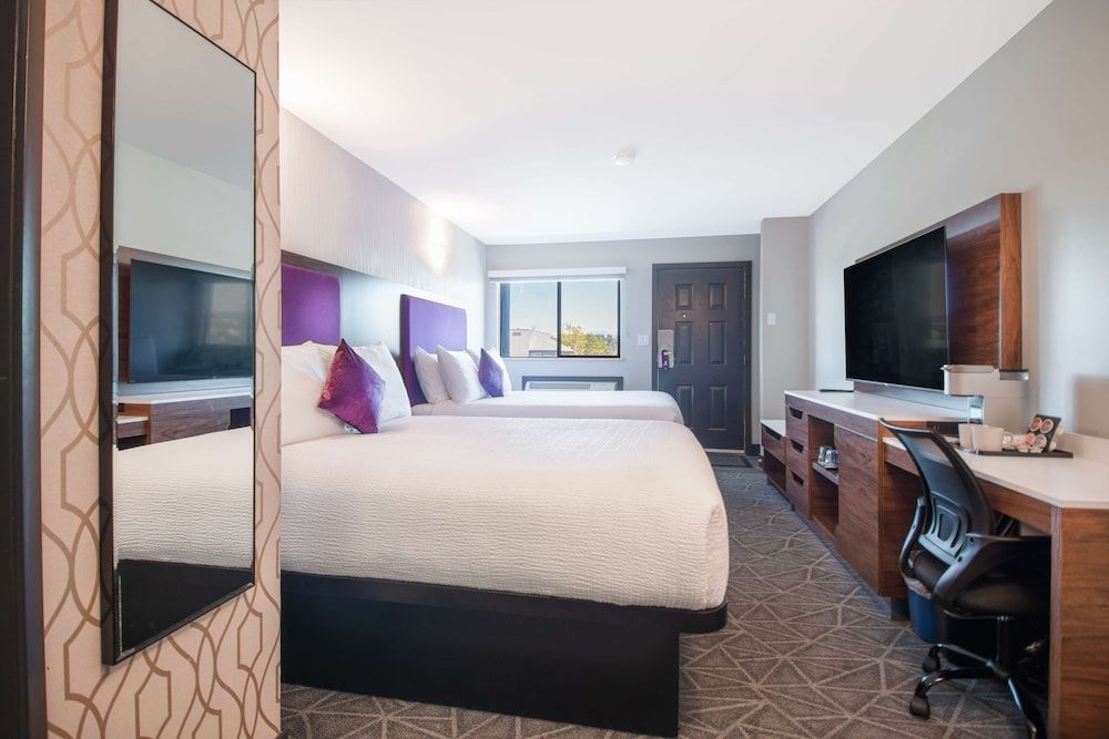 Coast Courtenay Hotel Room, 2 Queen Beds 5