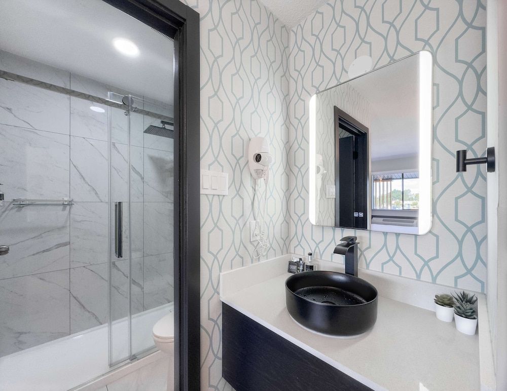 Coast Courtenay Hotel Room, 2 Queen Beds 9