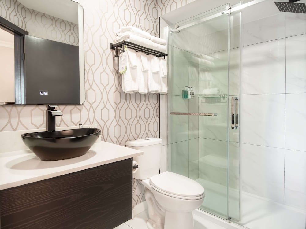 Coast Courtenay Hotel Room, 2 Queen Beds, Kitchenette 9